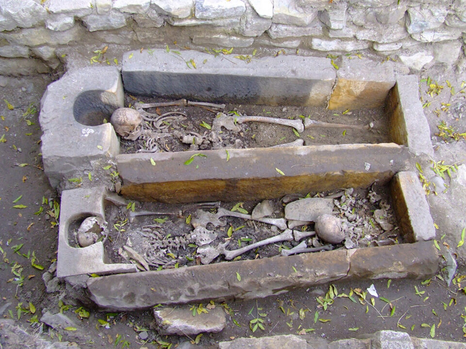 11 Kopfsteingräber Schlosshof